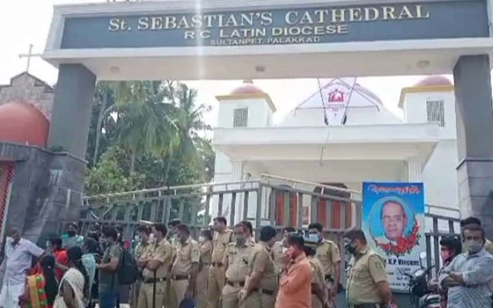പള്ളി പുതുക്കിപ്പണിയാൻ ബിഷപ്പ് അനുവാദം നൽകാത്തതിൽ പ്രതിഷേധിച്ച് പാലക്കാട് വിശ്വാസികൾ പള്ളി ഉപരോധിച്ചു