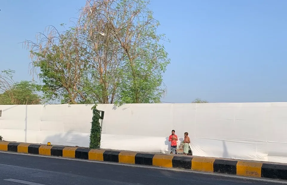 ബോറിസ് ജോണ്‍സണ്‍ കാണാതിരിക്കാന്‍ ഗുജറാത്തിലെ ചേരികള്‍ തുണികെട്ടി മറിച്ചുവെന്ന് ആരോപണം! ചിത്രങ്ങള്‍ വൈറല്‍