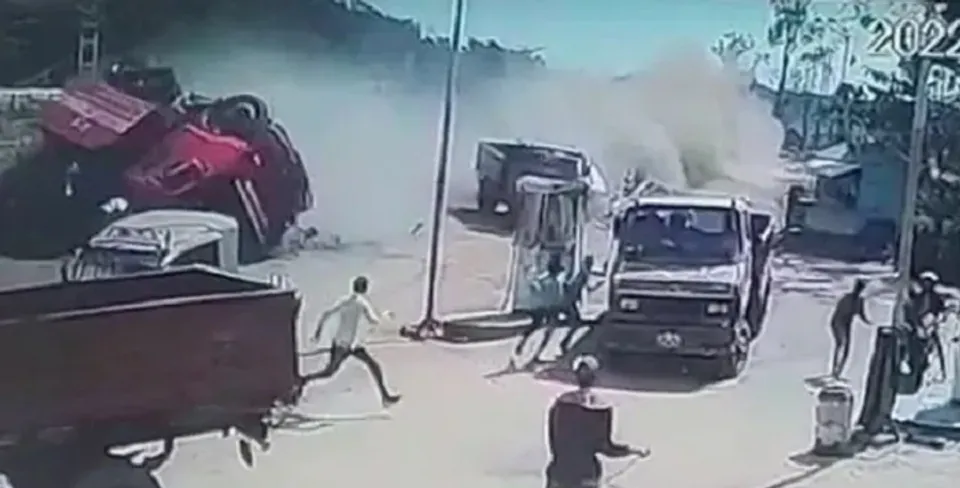 അമിതവേഗതയിലെത്തിയ ട്രക്ക് ഇടിച്ചുതെറിപ്പിച്ചത് നിരവധി വാഹനങ്ങളെ! ശേഷം, കാറിന്റെ മുകളിലേക്ക് മറിഞ്ഞു; അപകടത്തില്‍ മരിച്ചത് അഞ്ചു പേര്‍; നിരവധി പേര്‍ക്ക് പരിക്ക്-വീഡിയോ