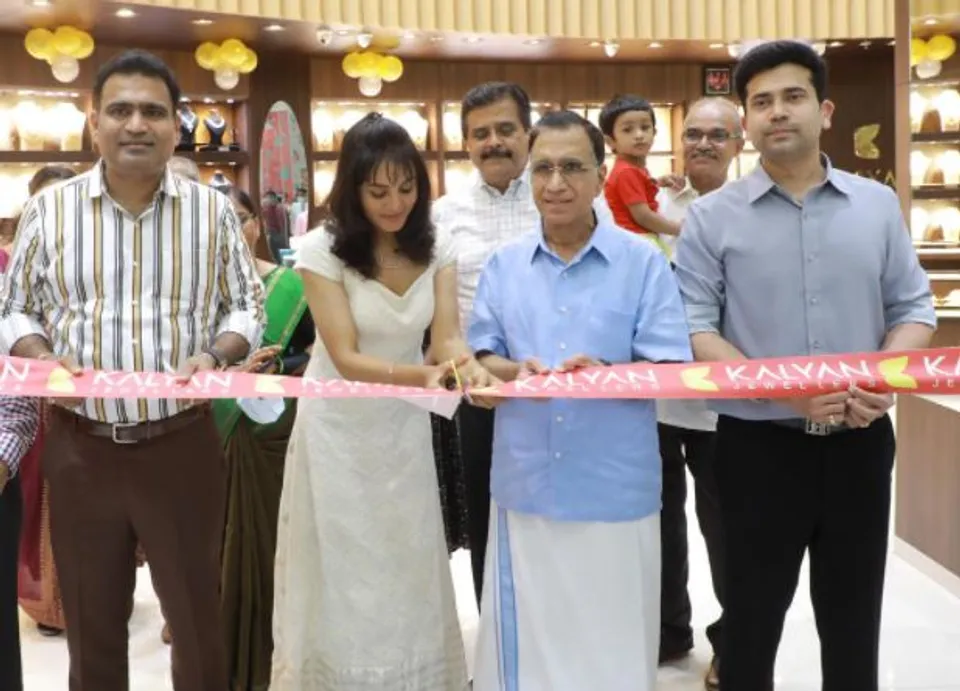 കല്യാണ്‍ ജൂവലേഴ്‌സിന്‍റെ തിരുവനന്തപുരം ലുലു മാളിലെ ഷോറൂം ഉദ്ഘാടനം ചെയ്തു ; ആഡംബരപൂര്‍ണമായ ഷോപ്പിംഗ് അനുഭവം ഒരുക്കി പുതിയ ഷോറൂം