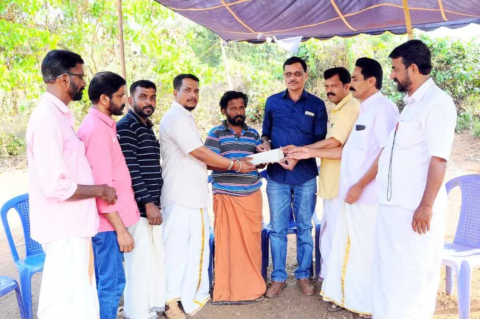 പെരിയയിൽ കൊല്ലപ്പെട്ട യൂത്തു കോൺഗ്രസ് പ്രവർത്തകരുടെ കുടുംബങ്ങള്‍ക്ക് ഒഐസിസി കുവൈറ്റ് കാസറഗോഡ് ജില്ലാ കമ്മിറ്റി സഹായധനം കൈമാറി