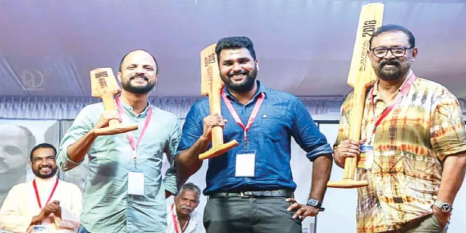 2018 സി​നി​മ​യു​ടെ അ​ണി​യ​റ പ്ര​വ​ര്‍​ത്ത​ക​ര്‍​ക്ക് മ​ത്സ്യ​ത്തൊ​ഴി​ലാ​ളി​ക​ളു​ടെ ആ​ദ​രം