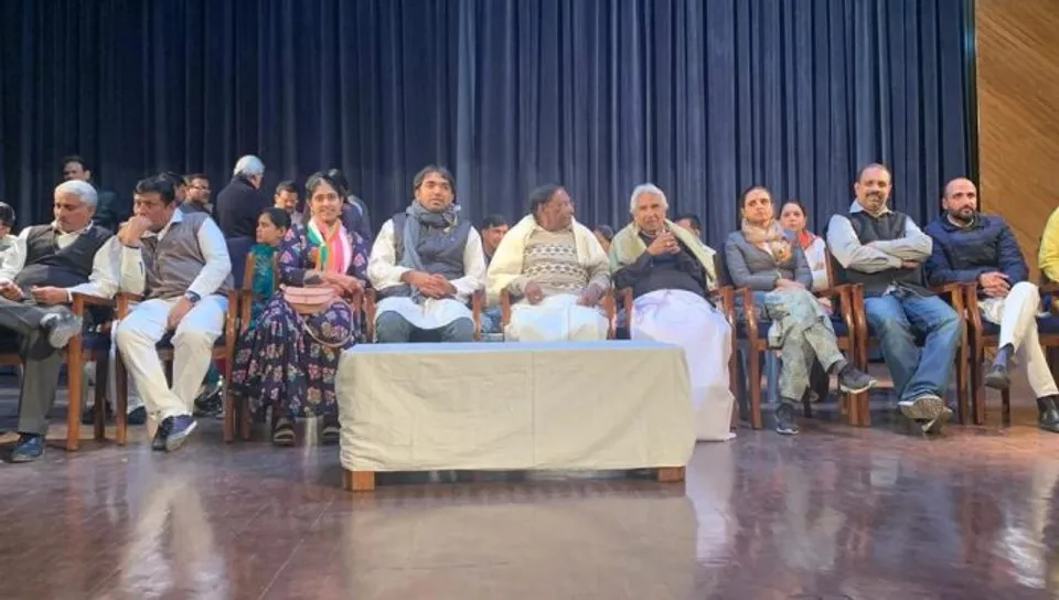 രാജ്യത്തിന്റെ സമ്പദ് വ്യവസ്ഥ തകർത്ത മോദിയേയും ഡൽഹിമുടെ വികസനം മുരടിപ്പിച്ച കേജരിവാളിനെയും തിരസ്ക്കരിക്കുന്ന ജനവിധിയാണ് ഡൽഹി നിവാസികൾ കാത്തിരിക്കുന്നത് - ഉമ്മൻ ചാണ്ടി