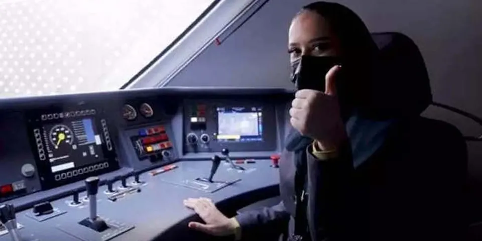 പുതുചരിത്രം രചിക്കാൻ ഞങ്ങൾ തയ്യാർ !  ബുള്ളറ്റ് ട്രെയിൻ ഓടിക്കാനുള്ള ട്രെയിനിങ് പൂർത്തിയാക്കി 32 സൗദി അറേബ്യൻ വനിതകൾ; സൗദി വനിതകൾക്ക് ഡ്രൈവിംഗ് ലൈസന്സ് നിരോധനം എടുത്തു കളഞ്ഞശേഷമുള്ള സുപ്രധാന തീരുമാനം !