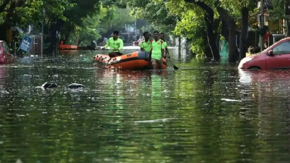 തമിഴ്നാട്, ആന്ധ്രാപ്രദേശ് സംസ്ഥാനങ്ങളിൽ ശമനം ഇല്ലാതെ പ്രളയം; 18 വില്ലേജുകളിലെ ആളുകളെ സുരക്ഷിത സ്ഥാനങ്ങളിലേയ്ക്ക് മാറ്റി പാർപ്പിച്ചു