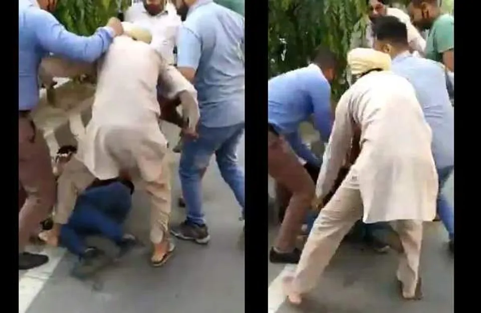 പഞ്ചാബില്‍ മുത്തൂറ്റ് ഫിനാന്‍സിന്റെ ശാഖ കൊള്ളയടിക്കാനെത്തി; ബൈക്കില്‍ രക്ഷപെടാന്‍ ശ്രമിച്ചപ്പോള്‍ ആള്‍ക്കൂട്ടത്തെ കണ്ടു പേടിച്ചു, ബൈക്ക് പാളി, റോഡില്‍ വീണ രണ്ടു പേരെ കൈകാര്യം ചെയ്ത് നാട്ടുകാര്‍