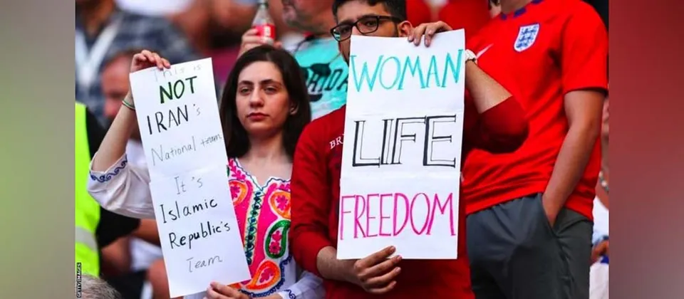 മതപരമായ രീതികളെ മനപൂര്‍വ്വം അവഹേളിച്ചും നിന്ദിച്ചും ഇറാന്‍ യുവത്വം. ഹിജാബ് ധരിക്കാത്തതിന് അറസ്റ്റിലായ യുവതി കസ്റ്റഡിയിലിരിക്കെ മരിച്ചതിനെ തുടര്‍ന്ന് പൊട്ടിപ്പുറപ്പെട്ട കലാപം 100 ദിവസങ്ങള്‍ പിന്നിടുമ്പോള്‍...