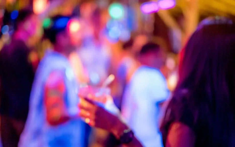 കേരളം രക്ഷപ്പെട്ടത് നമ്മുടെ മക്കളുടെ പഠിപ്പും അതിലൂടെ ലഭിച്ച ഉന്നത ഉദ്യോഗങ്ങളിലൂടെയുമാണ്. അതില്ലാതാക്കാനാണ് മയക്കുമരുന്ന് ലോബി ഇപ്പോൾ കേരളത്തിൽ വിലസുന്നത്. മൂന്നാറിലെയും വയനാട്ടിലെയും പൊള്ളാച്ചിയിലെയുമൊക്കെ റിസോർട്ടുകൾ കേന്ദ്രീകരിച്ചു നടക്കുന്ന പിക്‌നിക്കുകളും സ്റ്റേ ബേക്കുകളും ലേഡീസ് ഒൺലി ട്രിപ്പുകളും, പാർട്ടികളും ഒക്കെ സംശയാസ്പദം തന്നെ. ഈ മാഫിയയെ ഇപ്പോൾ നിയന്ത്രിച്ചില്ലെങ്കിൽ കേരളം നമുക്ക് നഷ്ടപ്പെട്ടേക്കാം, നമ്മുടെ യുവതയെ എന്നെന്നേക്കുമായി  നഷ്ടപ്പെടും - ദാസനും വിജയനും എഴുതുന്നു