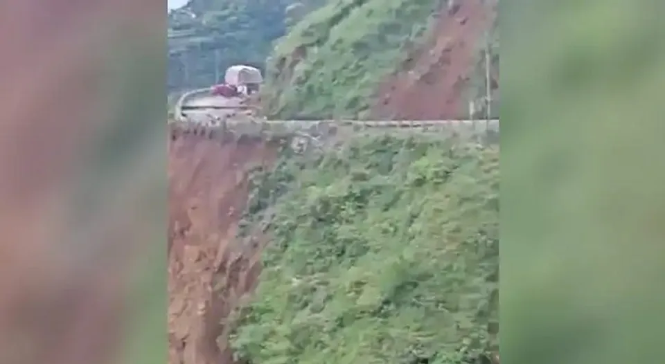 ഹിമാചൽ പ്രദേശിൽ കനത്ത മഴയിൽ മലയുടെ ഭാഗം അടര്‍ന്നുവീണു; ഒലിച്ചുപോയി റോഡ്–വീഡിയോ