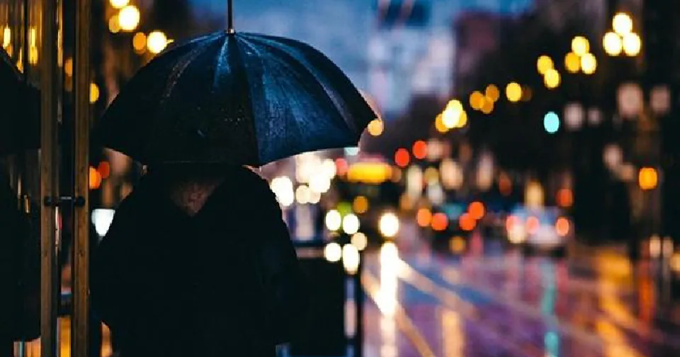 മഴക്കാലത്ത് യാത്ര ചെയ്യുമ്പോൾ ശ്രദ്ധിക്കേണ്ട കാര്യങ്ങൾ