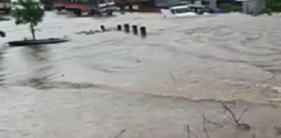 റോഡ് ഒലിച്ചുപോയി, പാലങ്ങള്‍ തകര്‍ന്നു! പ്രളയത്തില്‍ വിറങ്ങലിച്ച് അസം-വീഡിയോ