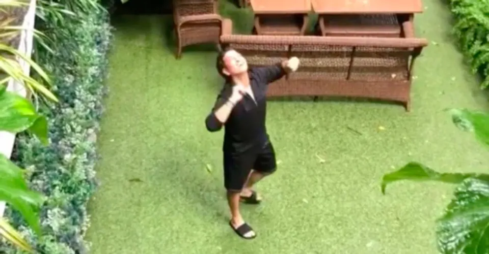 മഴയിൽ കുസൃതിത്തരങ്ങളുമായി ക്രിക്കറ്റ് സൂപ്പർതാരം സച്ചിൻ തെൻഡുൽക്കർ; വീഡിയോ പകര്‍ത്തി സാറ