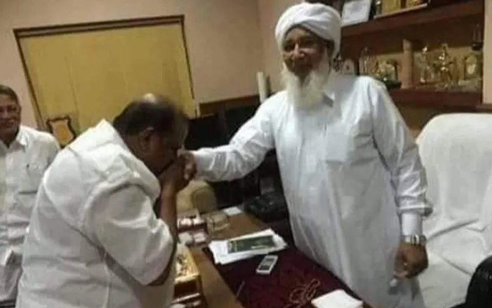 പൂഞ്ഞാറില്‍ മുസ്ലിം സമുദായമായിരുന്നു ജോര്‍ജിന്റെ ശക്തി മുഴുവന്‍ ! ഏതു പ്രതിസന്ധിയിലും പൂഞ്ഞാറിലെ മുസ്ലിങ്ങള്‍ ജോര്‍ജിനോടൊപ്പം നിന്നു. ജോര്‍ജ് അവരോടൊപ്പവും ! പക്ഷെ നിലനില്‍പ്പിനു വേണ്ടി ജോര്‍ജ് കളങ്ങള്‍ പലതു മാറി. ഇപ്പോഴിതാ മുസ്ലിങ്ങള്‍ക്കെതിരെ മത വിദ്വേഷ പ്രസംഗവും ! ലക്ഷണമൊത്തൊരു കേരളാ കോണ്‍ഗ്രസുകാരനായിരുന്ന പി.സി ജോര്‍ജ് വിദ്വേഷിയായതെങ്ങനെ ? - അള്ളും മുള്ളും പങ്തിയില്‍ ജേക്കബ് ജോര്‍ജ്