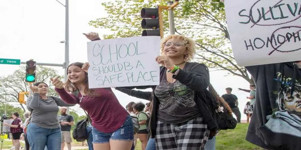 തോക്ക് അക്രമത്തിൽ പ്രതിഷേധിച്ച് ടെക്‌സാസിലുടനീളമുള്ള വിദ്യാർത്ഥികൾ ക്ലാസിൽ നിന്ന് ഇറങ്ങിപ്പോയി