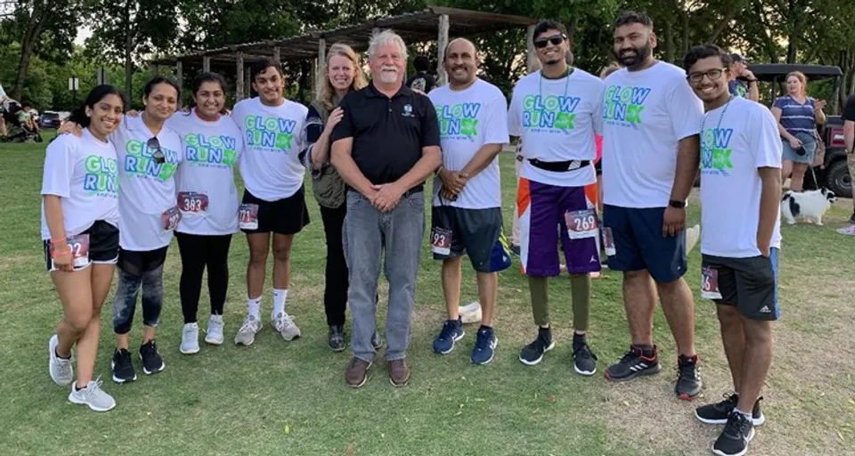 ഗ്ലോ റണ്‍ ഇവന്റില്‍ സണ്ണിവെയ്ല്‍ മേയര്‍ സജി ജോര്‍ജും