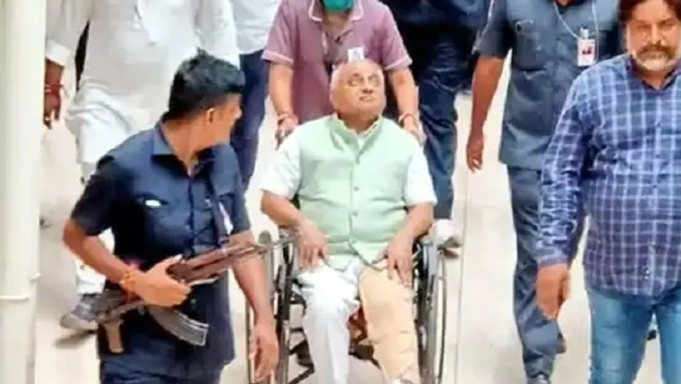 ഹർ ഘർ തിരംഗ റാലിക്കിടെ ഗുജറാത്ത് മുൻ ഉപമുഖ്യമന്ത്രിയെ പശു ആക്രമിച്ചു; കാലിന് പരിക്ക്-വീഡിയോ
