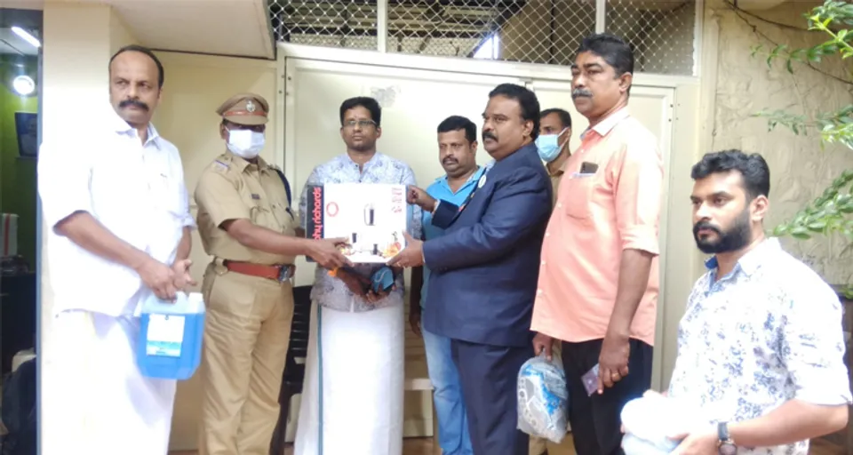 പാലാ ടൗണ്‍ റോയല്‍ ലയണ്‍സ് ക്ലബ്ബിന്‍റെ നേതൃത്വത്തില്‍ പാലാ സബ്ബ് ജയിലിലേക്ക് കോവിഡ് പ്രതിരോധ സാമഗ്രികളും കിച്ചണ്‍ സാമഗ്രികളും കൈമാറി