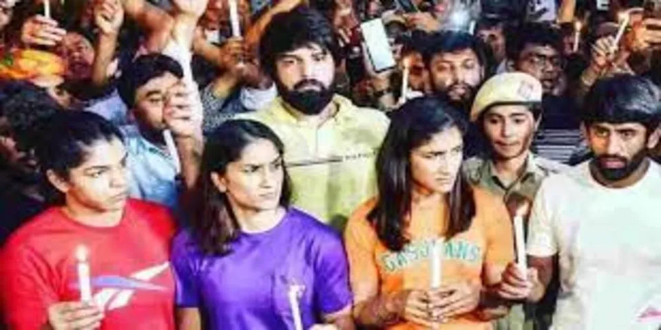 സമരം കടുപ്പിച്ച് ഗുസ്തി താരങ്ങൾ; ഇന്ത്യാ ഗേറ്റിൽ മെഴുകുതിരി കത്തിച്ച് പ്രതിഷേധം