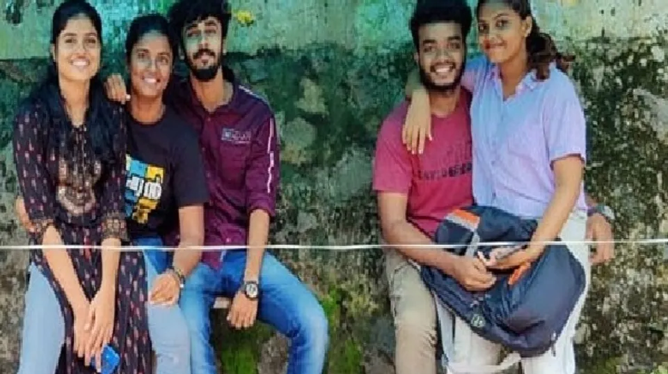 ‘അടുത്ത് ഇരിക്കരുത് എന്നല്ലേ ഉള്ളൂ? മടീൽ ഇരിക്കാലോല്ലെ’; ആണ്‍കുട്ടികളും പെണ്‍കുട്ടികളും അടുത്തിരിക്കുന്നുവെന്ന് ആരോപിച്ച് ബസ് കാത്തിരിപ്പു കേന്ദ്രത്തിലെ ബെഞ്ച് വെട്ടിപ്പൊളിച്ചു, ആണ്‍കുട്ടികളുടെ മടിയില്‍ ഇരുന്ന് പ്രതിഷേധിച്ച് പെണ്‍കുട്ടികള്‍