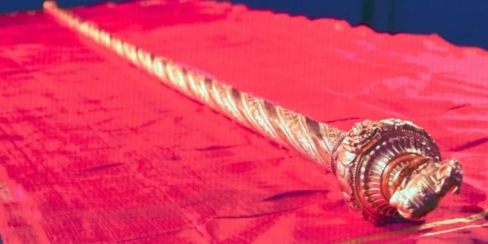 1947 ആഗസ്റ്റ് 14 അർദ്ധരാത്രി കൃത്യം 12 മണിക്ക് മൗണ്ട് ബാറ്റൺ പ്രഭു അധികാരകൈമാറ്റ ചിഹ്നമായി ചെങ്കോൽ ജവഹർലാൽ നെഹ്രുവിന്‌ നൽകി. മെയ് 28 ന് പുതിയ പാർലമെന്റ് മന്ദിരത്തിൻ്റെ ഉദ്‌ഘാടനവേളയിൽ ചരിത്രം ഒരിക്കൽക്കൂടി ആവർത്തിക്കപ്പെടും. ആ ചെങ്കോൽ പ്രധാന മന്ത്രി നരേന്ദ്രമോദി ഏറ്റുവാങ്ങി പുതിയ പാർലമെന്റിലെ സ്പീക്കറുടെ പീഠത്തിനു തൊട്ടടുത്തായി സ്ഥാപിക്കപ്പെടുകയാണ്. നമുക്ക് സ്വാതന്ത്ര്യം നേടിത്തന്നതിന്റെ പ്രതീകമായ ചെങ്കോൽ സ്ഥാപിക്കപ്പെടാൻ തീർത്തും ഉപയുക്തമായ ഇടംതന്നെയാണ് നമ്മുടെ പാർലമെന്റ്