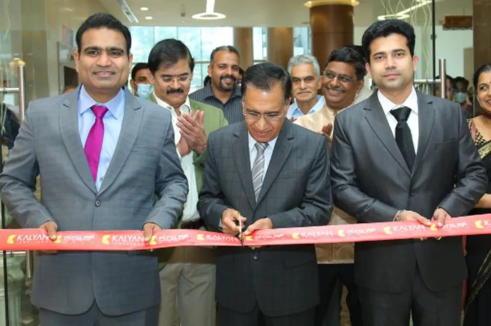 കല്യാണ്‍ ജൂവലേഴ്സിന്‍റെ പുതിയ ഷോറൂം ബംഗളുരു രാജാജി നഗറിലെ ഗ്ലോബല്‍ മാള്‍സില്‍ തുറന്നു