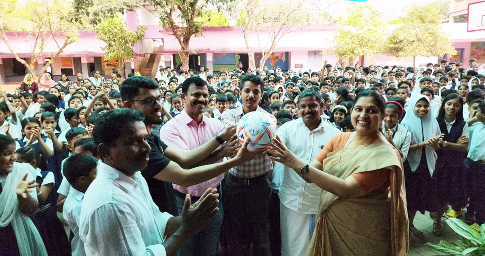 ഖത്തര്‍ ലോകകപ്പ് ഓര്‍മക്കായി അല്‍ രിഹ്‌ല ഫുട്ബാള്‍ വെറ്റിലപ്പാറ ഗവണ്‍മെന്റ് സ്‌കൂളിന് സമ്മാനിച്ചു