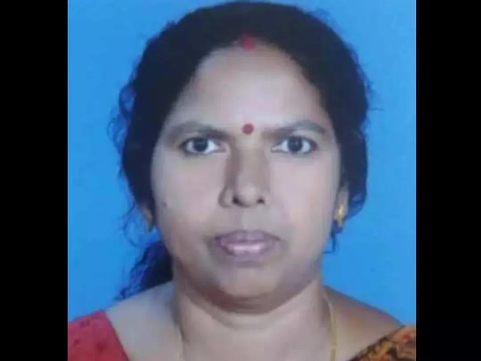 മൂന്നു ദിവസം മുമ്പ്  ആശുപത്രിയിലേക്കെന്നു പറഞ്ഞ് വീട്ടിൽനിന്നിറങ്ങി; വീട്ടമ്മയുടെ മൃതദേഹം പമ്പയാറ്റിൽ