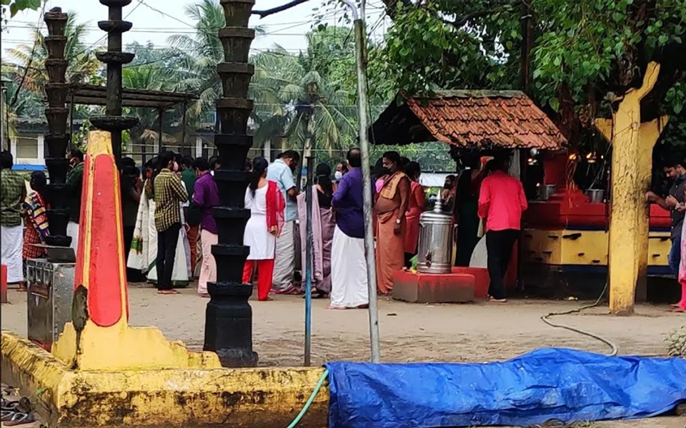 കാടുകയറിയ ക്ഷേത്ര പരിസരങ്ങളും ഉപയോഗിക്കാനാകാതെ പായലും കാടും താമരയും നിറഞ്ഞു കിടക്കുന്ന ക്ഷേത്രക്കുളവും ഒക്കെ അലോസരപ്പെടുത്തുന്ന കാഴ്ചകളായി മാറി. ഓച്ചിറയിൽ കണ്ട കാഴ്ചകൾ !