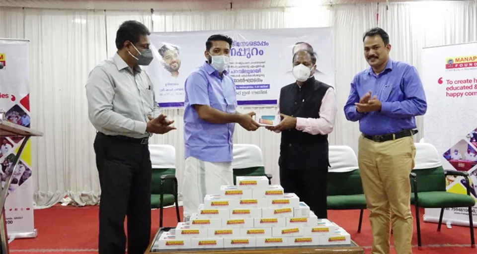 വിദ്യാർത്ഥികൾക്ക് മൊബൈൽ ഫോണുകൾ നൽകി മണപ്പുറം ഫൗണ്ടേഷൻ