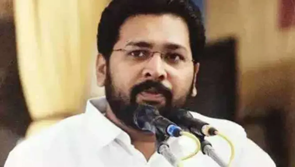 നാടകീയമായ അറസ്റ്റിനെ അതിജീവിച്ച് ശബരീനാഥ് ജാമ്യം തേടി പുറത്തു വന്നിരിക്കുന്നു; ജാമ്യം കിട്ടും വരെ നീണ്ട നാടകങ്ങള്‍ ശബരീനാഥനെ വലിയ താരപദവിയിലേയ്ക്കുയര്‍ത്തുകയാണുണ്ടായത്; ഒരു രാഷട്രീയ നേതാവിനെ യഥാര്‍ത്ഥ നേതാവാക്കുന്നത് ഇത്തരം പരീക്ഷണ ഘട്ടങ്ങളാണ്! ഇവിടെ ശബരീനാഥനു കൈയില്‍ കിട്ടിയത് അസുലഭമായ അവസരമായിരുന്നു; ചൊവ്വാഴ്ച ദിവസം ശബരിയുടേതു മാത്രമായി- മുഖപ്രസംഗത്തില്‍ ജേക്കബ് ജോര്‍ജ്