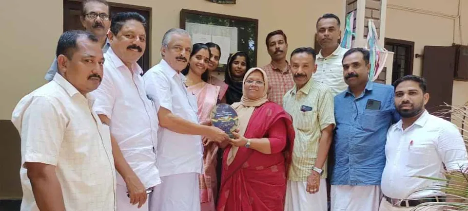 എസ്എസ്എൽസിയ്ക്ക് നൂറ് ശതമാനം വിജയം; പൊന്നാനി  എംഇഎസ് ഹൈസ്ക്കൂൾ അദ്ധ്യാപകരെ കോൺഗ്രസ് കമ്മിറ്റി അനുമോദിച്ചു