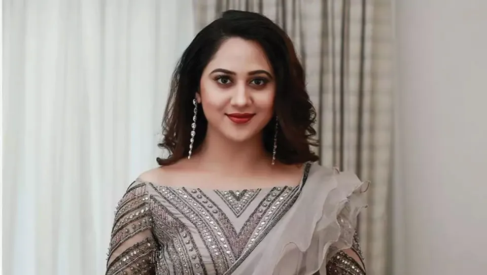 ഞാ​ൻ അ​ങ്ങ​നെ ചെ​യ്യ​മെ​ന്നൊ​ക്കെ വി​ചാ​രി​ച്ചി​ട്ടു​ണ്ട് പ​ക്ഷെ, എ​ന്‍റെ ആ​ക്ഷ​നി​ലേ​ക്ക് അ​ത്  കൊ​ണ്ടു​വ​രാ​ൻ പ​റ്റു​ന്നി​ല്ലെന്ന് മിയ ജോർജ്