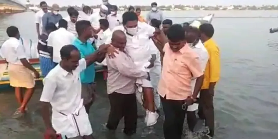 ചെരിപ്പ് നനയാതിരിക്കാന്‍ മത്സ്യത്തൊഴിലാളികളുടെ ചുമലിലേറി തമിഴ്‌നാട് ഫിഷറീസ് മന്ത്രി; വീഡിയോ വൈറലായതിന് പിന്നാലെ വിവാദം; ഫിഷറീസ് മന്ത്രിക്ക് മത്സ്യത്തൊഴിലാളിയുടെ ചുമലിലല്ലാതെ വേറെ ആരുടെ ചുമലിലാണ് കയറാനാവുകയെന്ന് മന്ത്രി