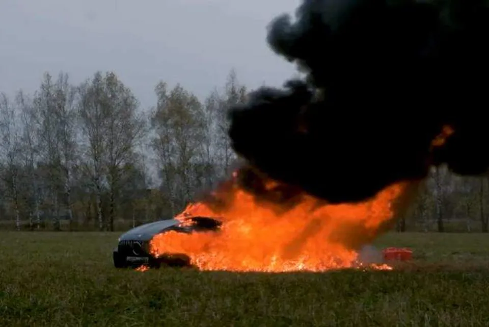 കോടികള്‍ വിലയുണ്ടായിട്ട് എന്തു കാര്യം, വര്‍ക്ക്‌ഷോപ്പില്‍ നിന്ന് ഇറങ്ങാന്‍ നേരമില്ല!  രണ്ടര കോടിയുടെ മെഴ്‌സിഡസ് കാര്‍ പെട്രോള്‍ ഒഴിച്ച് കത്തിച്ചു