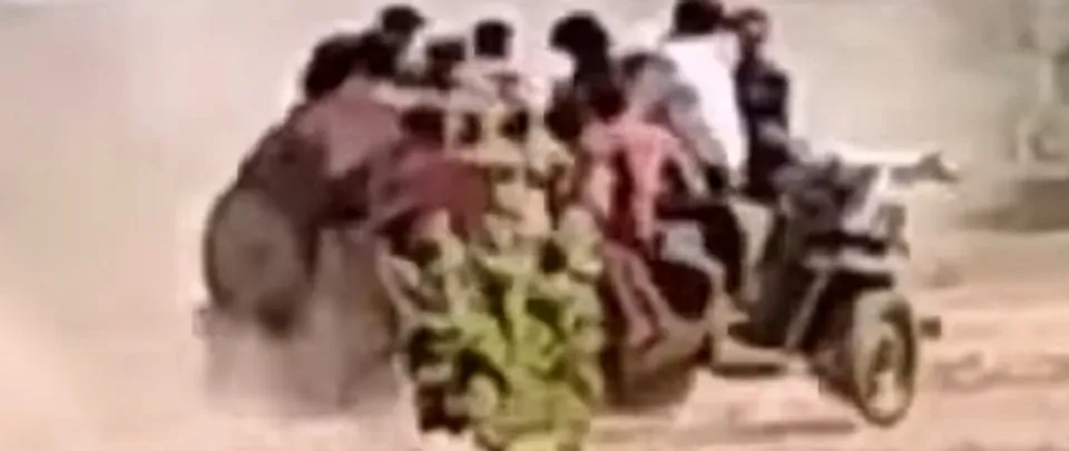 കണ്ണൂരില്‍ അപകടകരമായ രീതിയില്‍ സ്‌കൂള്‍ വിദ്യാര്‍ത്ഥികളുടെ വാഹനാഭ്യാസം; വിദ്യാര്‍ത്ഥികള്‍ തെറിച്ചു വീണു