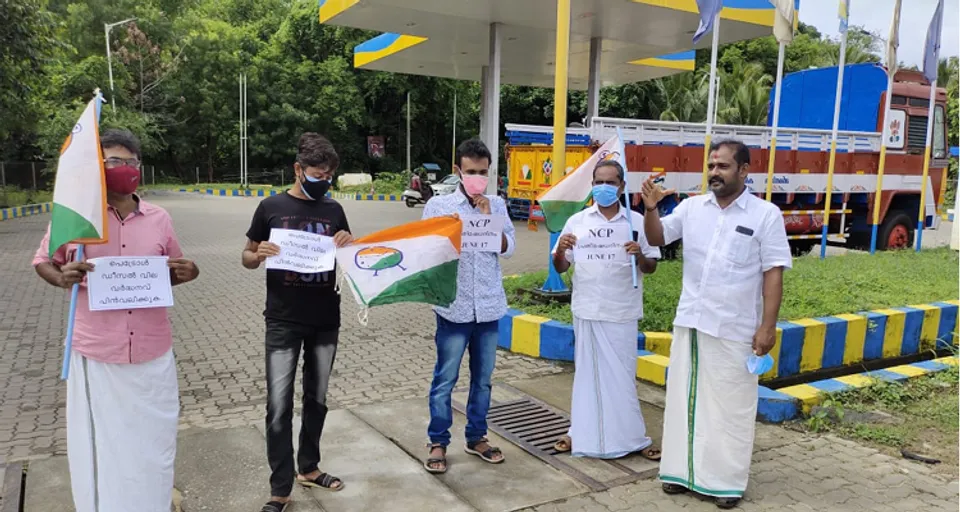 കേന്ദ്ര സർക്കാരിന്റെ ഇന്ധനവില കൊള്ളക്കെതിരെ പ്രതിഷേധിച്ച് വെള്ളപ്പാറയിൽ പെട്രോൾ പമ്പിന് മുന്നിൽ എൻസിപി ധർണ്ണ നടത്തി