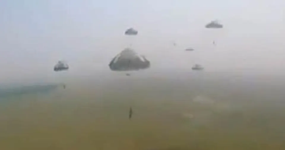 വിമാനത്തില്‍ നിന്ന് ചാടി സൈനികരുടെ അഭ്യാസപ്രകടനം; സിലിഗുരിയില്‍ നടന്ന വ്യോമഭ്യാസത്തിന്റെ വീഡിയോ വൈറല്‍