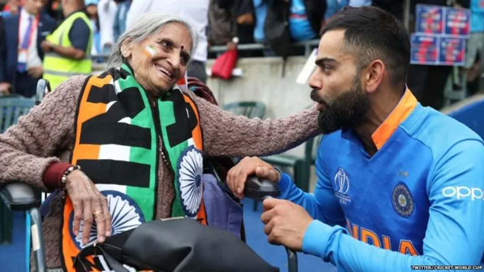 'ഫാന്‍ ഓഫ് ദി ടൂര്‍ണമെന്‍റ്' - ചാരുലത പട്ടേല്‍. കൊഹ്‌ലിയുടെയും രോഹിത് ശർമ്മയുടെയും തലയിൽ കൈവച്ചനുഗ്രഹിച്ചശേഷം കവിളുകളിൽ മുത്തം നല്‍കി 