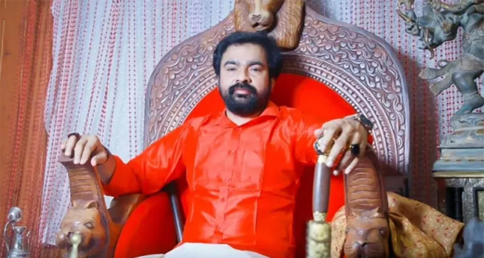 മോന്‍സന്‍റെ വീട്ടിലെ ആക്രിശേഖരത്തിലുള്ള ടിപ്പു സൂല്‍ത്താന്‍റെ കസേരയില്‍ ഇരിക്കാന്‍ ഇനി ബാക്കിയുള്ളത് ടിപ്പു സുല്‍ത്താന്‍ മാത്രം ! ഗള്‍ഫിലും ലണ്ടനിലും ഈജിപ്തിലും വരെ ബിസിനസ് സാമ്രാജ്യങ്ങള്‍ കെട്ടിപ്പടുത്ത മിടുക്കനായ മലയാളി വരെ 'പുരാ... വസ്തു'വില്‍ വീണു ! സൂപ്പര്‍ താരം വീണതാകട്ടെ ജപ്പാനിലെ രാജാവിന്‍റെ വാച്ചിലും ! മഞ്ഞള്‍ മാറാത്ത പയ്യന്‍ മുതല്‍ മോണ്‍സണ്‍ വരെ ആടായും തേക്കായും ലോട്ടറിയായും ഫ്ലാറ്റായും കാനായിലെ കല്‍ഭരണിയായും മലയാളിയെ തട്ടിച്ച് വാരിയത് കേരളം വിലയ്ക്കുവാങ്ങാനുള്ള കോടികള്‍ ! ഇങ്ങനെ പറ്റിക്കപ്പെടാന്‍ വിധിക്കപ്പെട്ട ഒരു ജനത... ദാസനും വിജയനും !