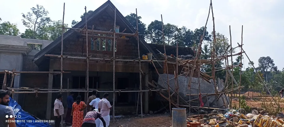 നിര്‍മ്മാണത്തിലിരുന്ന വീടിന്റെ കോണ്‍ക്രീറ്റ് സ്ലാബ് ഇടിഞ്ഞു വീണു ബംഗാള്‍ സ്വദേശികളായ തൊഴിലാളികള്‍ക്കു പരുക്ക്