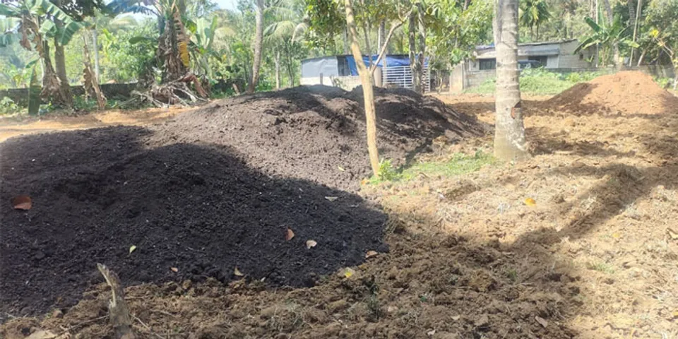 ചാത്തന്നൂരിൽ സംസ്‌കരിച്ച മാലിന്യം തോടിന് സമീപത്തെ സ്വകാര്യ വ്യക്തിയുടെ പുരയിടത്തില്‍ തള്ളി: തള്ളിയത് ജലാശയങ്ങള്‍ക്ക് സമീപം നിക്ഷേപിക്കാന്‍ പാടില്ലാത്ത മാലിന്യം