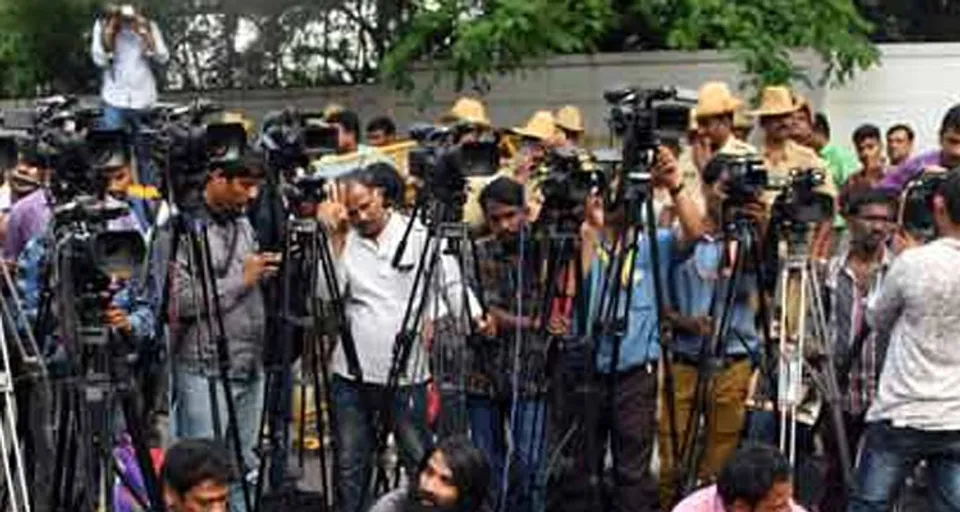 സ്വരം നന്നായപ്പോൾ പാട്ട് നിർത്താതെ മുഖ്യമന്ത്രി പത്ര സമ്മേളനങ്ങളുമായി മുന്നേറിയപ്പോൾ കൊല്ലുന്ന രാജാവിന്റെ തിന്നുന്ന മന്ത്രിമാർ ബിബിസിയിലും യുഎന്നിലുമൊക്കെ വാർത്തകൾ സൃഷ്ടിച്ചു ! ഓടുന്ന നായ്ക്ക് ഒരു മുഴം മുമ്പേ എറിഞ്ഞുകൊണ്ട് പോരാളിഷാജിമാർ വാഴ്ത്തിപ്പാടി ! അങ്ങാടിയിൽ തോറ്റതിന് അമ്മയോടെന്നപോലെ പോരാളികൾ മാധ്യമങ്ങൾക്കെതിരെ തിരിയുമ്പോൾ പഴഞ്ചൊല്ലുകൾ കൊണ്ടുള്ള വിമർശനങ്ങളുമായി ദാസനും വിജയനും  