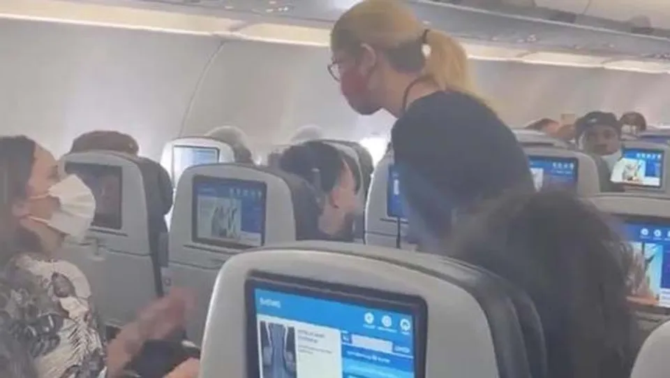 രണ്ടു വയസ്സുള്ള കുട്ടി മാസ്ക് ധരിച്ചില്ല ; മാതാവിനേയും കുട്ടികളേയും വിമാനത്തിൽ നിന്നിറക്കി വിട്ടു