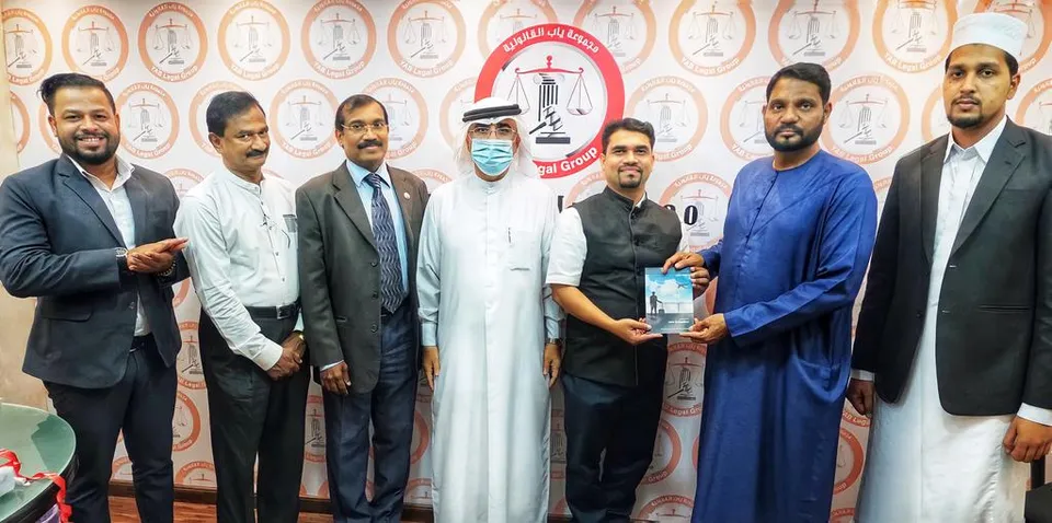 സുപ്രിം കോടതി അഭിഭാഷകൻ അഡ്വ.ജോസ് എബ്രഹാമിന്റെ ''സേഫ് എമിഗ്രേഷൻ'' എന്ന പുസ്തകം നിയമപ്രതിനിധി സലാം പാപ്പിനിശ്ശേരിക്ക് നൽകി യുഎഇയിൽ പ്രകാശനം ചെയ്തു