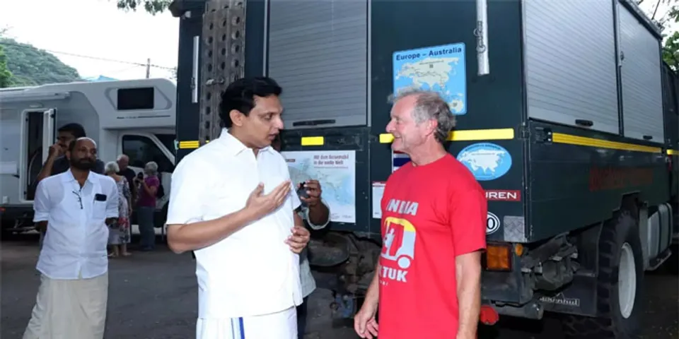 കാരവനിലെത്തിയ ലോകസഞ്ചാരികളെ സ്വീകരിച്ച് കേരളം; യാത്രയില്‍ സംസ്ഥാനത്തെ ഉള്‍പ്പെടുത്തിയതില്‍ അഭിമാനമെന്ന് മുഹമ്മദ് റിയാസ്