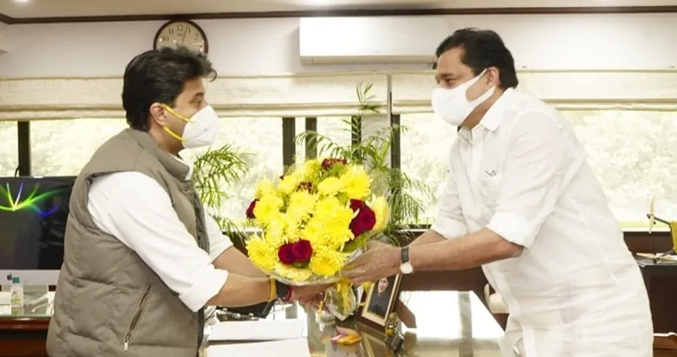 കോഴിക്കോട്‌ വിമാനത്താവളത്തിൽ നിന്ന്‌ വലിയ വിമാനങ്ങളുടെ സർവീസ്‌ പുനഃരാരംഭിക്കാൻ തന്നെയാണ്‌ വ്യോമയാന മന്ത്രാലയം ആലോചിക്കുന്നതെന്ന്‌  ജ്യോതിരാദിത്യ സിന്ധ്യ