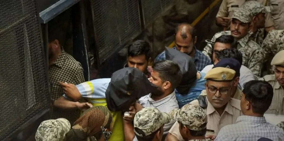 ഉദയ്പൂരില്‍ തയ്യല്‍ക്കടയുടമ കനയ്യ ലാലിനെ കൊലപ്പെടുത്തിയ കേസിലെ പ്രതികളെ കോടതി പരിസരത്ത് വളഞ്ഞിട്ട് ആക്രമിച്ച് ജനക്കൂട്ടം-വീഡിയോ