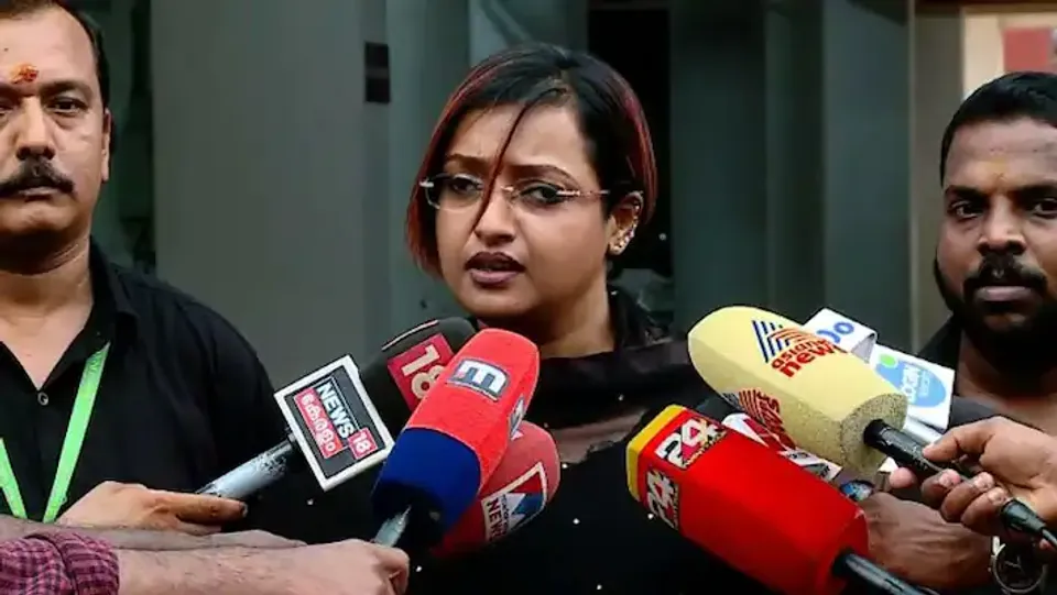 എൻഐഎ പിടിച്ചെടുത്ത ഐഫോൺ വിട്ടുകിട്ടണം, നിർണായക തെളിവുകൾ അതിലുണ്ട്,കോടതിയെ സമീപിക്കാൻ സ്വപ്ന സുരേഷ്