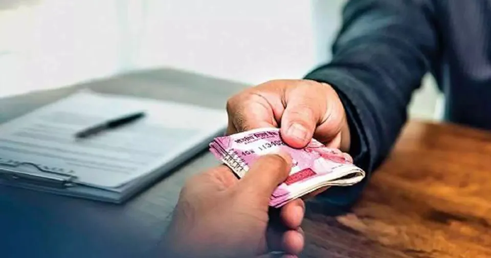 പ്രസവം നിറുത്താനുള്ള ഓപ്പറേഷനും ചത്ത എരുമക്കുട്ടിയുടെ ജഡം പോസ്റ്റുമാർട്ടം നടത്താനും പതിനായിരങ്ങൾ കൈക്കൂലി. നിലം പുരയിടമാക്കി മാറ്റാനുള്ള അപേക്ഷകളിൽ ചാകരക്കോള്. കൈക്കൂലിക്കേസ് ഒതുക്കാ‍ൻ കൈക്കൂലി വാങ്ങിയത് വിജിലൻസ് ഡിവൈ.എസ്.പി. ഇതെന്ത് നാട് ? കോഴ കൊടുക്കാതെ ഇവിടെ ഒന്നും നടക്കില്ലേ