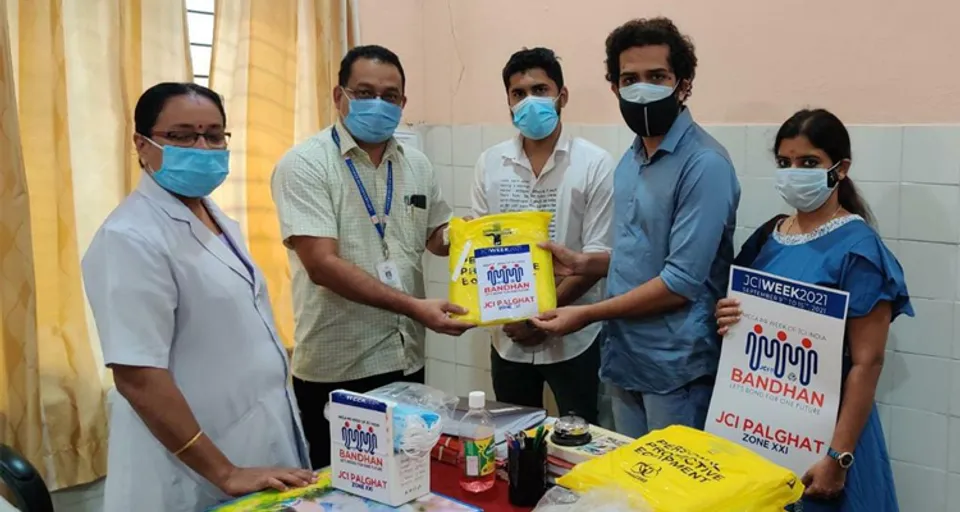 ജെസിഐ പാലക്കാട് ജില്ലാ ആശുപത്രിയിലേക്ക് പിപിഇ കിറ്റ്, പൾസ് ഓക്സിമീറ്ററുകൾ എന്നിവ നൽകി
